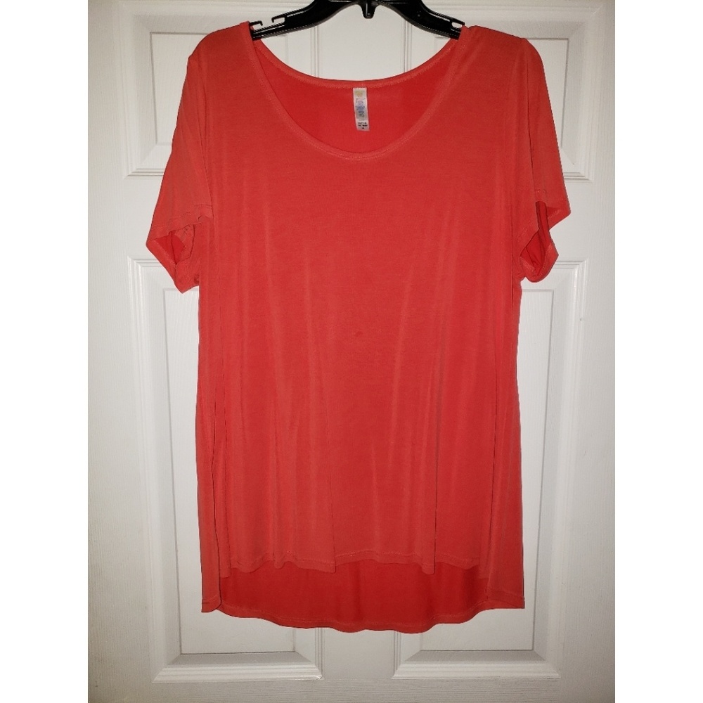 Red lularoe classic tee